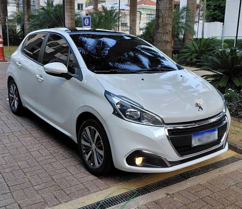 PEUGEOT 208 1.6 GRIFFE 16V FLEX 4P AUTOMÁTICO PEUGEOT 208 1.6 GRIFFE 16V FLEX 4P AUTOMÁTICO